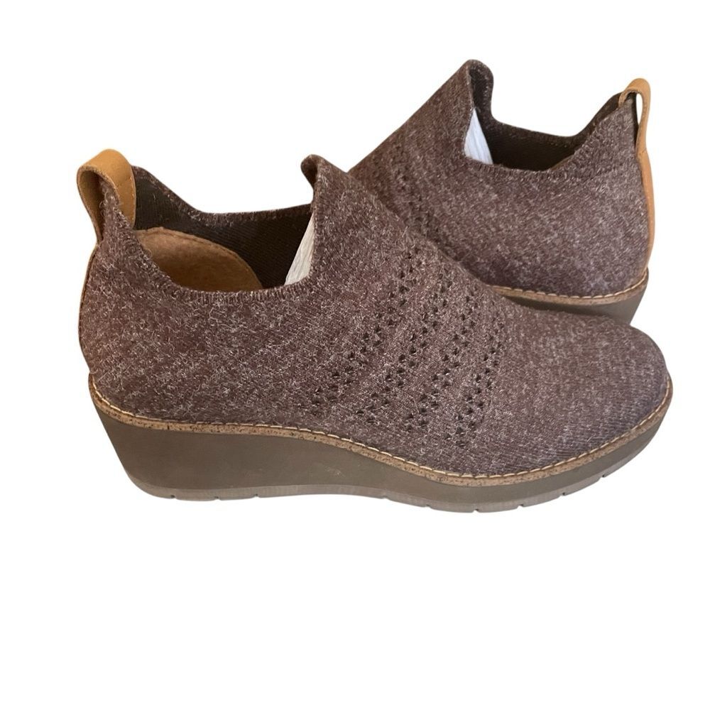 NEW Brown COMFORTIVA Fields Textured Fabric Wedge Slip-Ons Women's Size 7W NWOT
